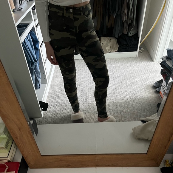 SOLD H&M Camo Cargo 6 HOUR SALE ✨✨ - Picture 2 of 6